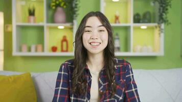 retrato de asiático joven mujer aprobatorio y aceptando. escuchando a Noticias y anuncios video