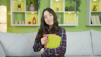 retrato de exitoso y inteligente asiático Chica de escuela. video