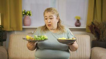 obesidade mulher é confuso entre saudável e pouco saudável placa. video
