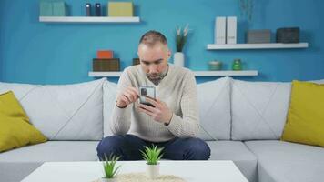 The man who reads what is written on the phone is frustrated. video