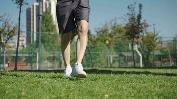 ambizioso e aggressivo atleta uomo jogging. video