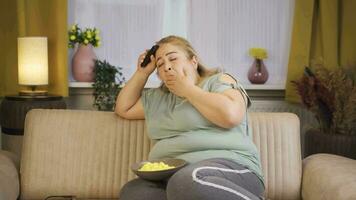 obesidade mulher cai adormecido enquanto assistindo televisão. video