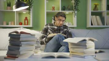 fatigué et somnolent Université étudiant Jeune homme. video