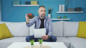 a hogar, el hombre no puedo memorizar el texto de el presentación. video