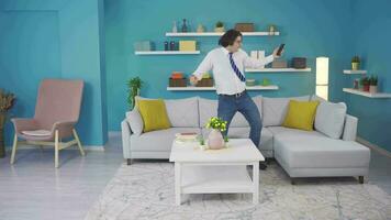 alegría y gracioso bailando hombre mirando a teléfono a hogar. video