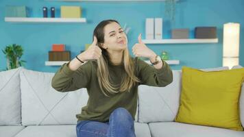 Happy teenage girl saying super good idea to camera. video