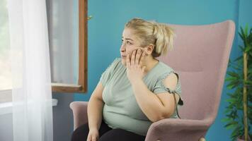obesità donna guardare a telecamera infelice, sconsolato e dispiaciuto. video