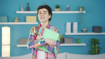 retrato do bem sucedido e inteligente masculino estudante. video