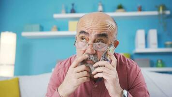 pensionato vecchio uomo sofferenza a partire dal finanziario le difficoltà è premuroso. video