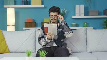 focado jovem homem lendo uma livro. considerado. video