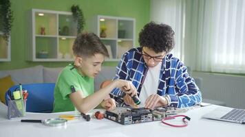 deux féru de technologie copains réparer le partie et réjouir. video