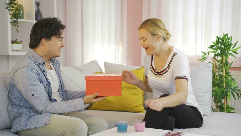 Sohn geben ein Geschenk zu seine Mutter. groß Überraschung zu Mama. 32424992 Stock-Video bei Vecteezy