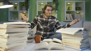 estresado masculino estudiante cansado de mirando a libros. video