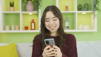 schön und attraktiv asiatisch jung Frau SMS auf das Telefon. video