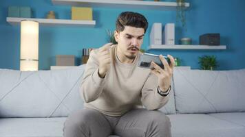 excité Jeune homme en train de regarder Football correspondre. video