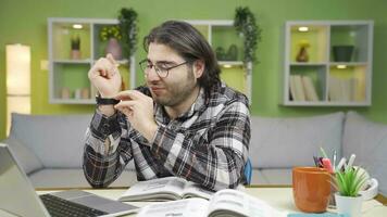 Jeune homme Souffrance de douloureux poignets et les articulations. video