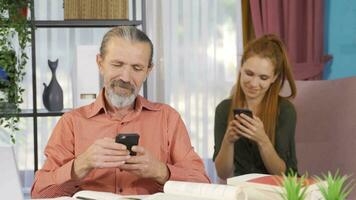 Telefon süchtig Vater und Tochter. Kommunikation Spalt zwischen Familie. video