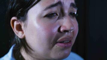 el delincuente mujer es llorando en el interrogatorio habitación. video