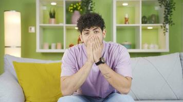 Jeune homme à la recherche à caméra avec excité expression. video