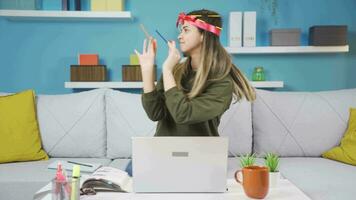 divertente giovane ragazza studia a casa allegro e divertimento. video