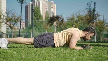 ambicioso y agresivo deportista haciendo tablón. video