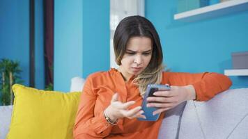 envoyer des SMS Jeune femme envoyer des SMS ennuyeux et triste. video