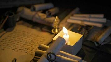 lume di candela ardente nel storico periodo posto. video
