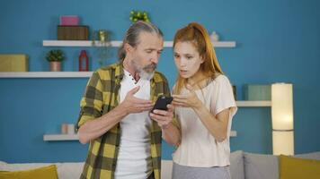 il Telefono corre su di caricare e il padre e figlia ottenere arrabbiato. video