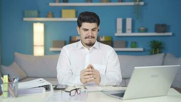 sérieux et concentré homme inquiet et stressé. video