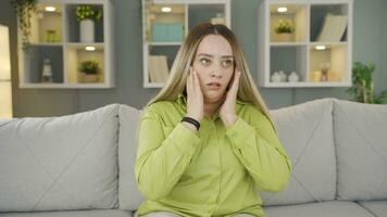 le Jeune femme ayant une nerveux panne est en colère et Est-ce que ne pas ressentir Bien. video