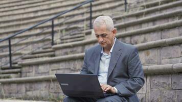 homme envoie faux courrier sur portable. video