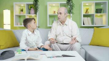 de farfar påfrestande till hjälp hans barnbarn med hans lektion. video