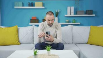 le homme qui est dégoûté avec le téléphone et Est-ce que ne pas vouloir à utilisation il. video