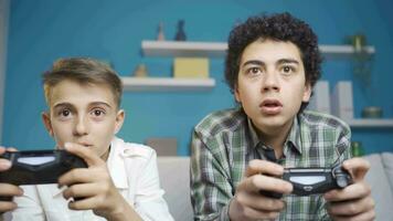 engraçado irmãos jogando jogos juntos às lar. video