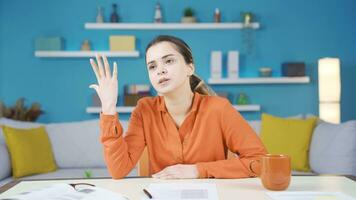 Jeune entrepreneur femme travail dans Accueil Bureau est ennuyé et dépassé. video