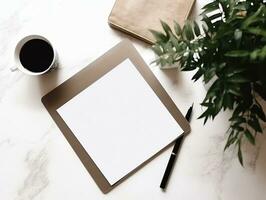 plano laico de espacio de trabajo escritorio con blanco papel, café y planta en mesa fondo, ai generado foto