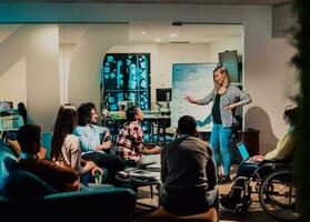 diverso grupo de personas a el oficina foto