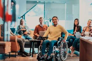 diverso grupo de personas a el oficina foto