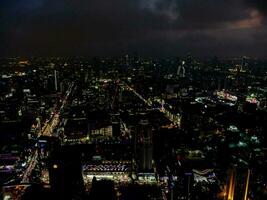 un ciudad ver a noche foto