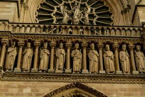 estatuas en el fachada de un catedral foto
