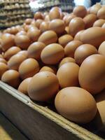 pila de pollo huevos siendo vendido en el mercado. comida antecedentes foto