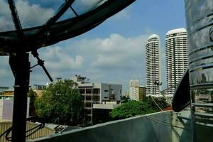 ver de un ciudad desde el techo de un edificio foto