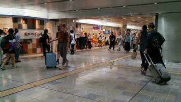 Osaka, japan på september 29 2023. tåg passagerare på skenben osaka station, några människor se i en skynda, andra är avslappnad. skenben osaka är de station för ombordstigning de shinkansen snabb tåg video