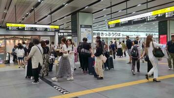 osaka, Japón en septiembre 29 2023. tren pasajeros a espinilla Osaka estación, algunos personas Mira en un apurarse, otros son relajado. espinilla Osaka es el estación para embarque el shinkansen rápido tren video
