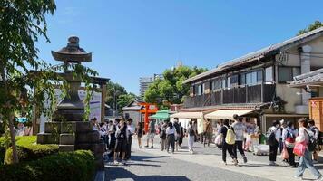 kyoto, Japan Aan oktober 1 2023. veel toeristen van Azië, Amerika en Europa bezoek fushimi inari Taisha in Kyoto naar nemen foto's Bij de heel beroemd torii poorten. een van de favoriete vlekken voor toeristen. video