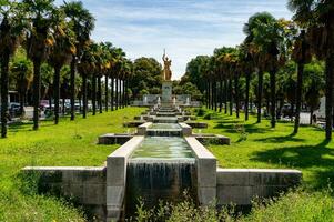 dorado puerta estatua y fuente, París, Francia foto