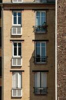 parisino edificio, 12mo distrito, hermosa verano ligero foto