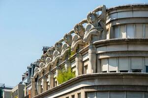 único parisino edificio con humano estatuas en el fachada foto