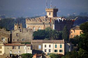 escénico ver de castillo des hauts Delaware cagnes y pueblo sur Francia, alpes marítimos foto