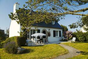 encantador bretón blanco cabaña con pizarra techo en hermosa jardín foto
